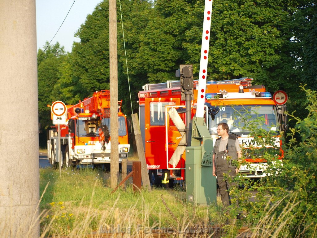 Person unter KVB Bahn Koeln Porz Kloster Ensen P41.JPG